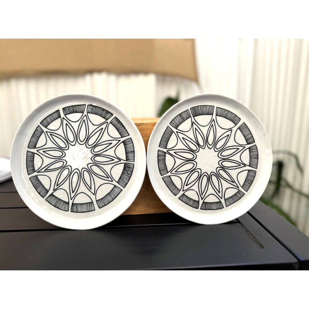 Crate & Barrel B&W Mercer Citrus Sunburst Porcelain Salad Desert Plates a Pair 